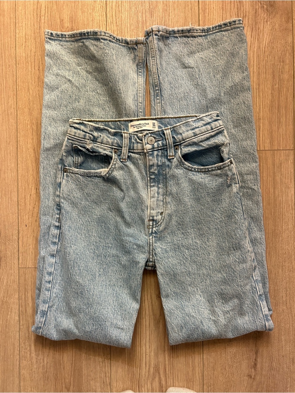 NWOT Abercrombie & Fitch Light Wash 90s Relaxed Straight-Leg Jeans - Long Length
